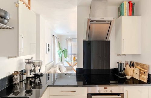 Thornton Apartment | Ensuite, Clapham, Full Kitchen, Self Check-In