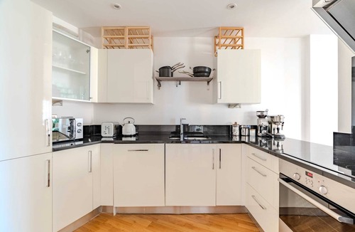 Thornton Apartment | Ensuite, Clapham, Full Kitchen, Self Check-In