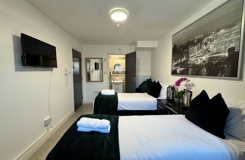 Lower Edmonton Bed & Breakfast | Ensuite Deluxe Room with Shower