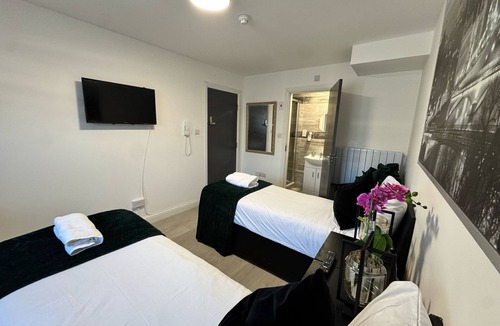 Lower Edmonton Bed & Breakfast | Ensuite Deluxe Room with Shower