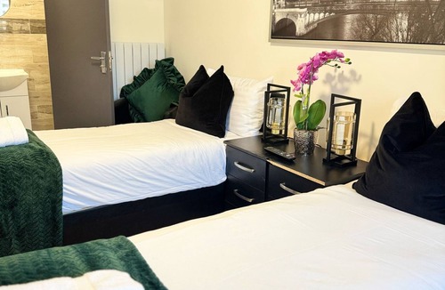 Lower Edmonton Bed & Breakfast | Ensuite Deluxe Room with Shower