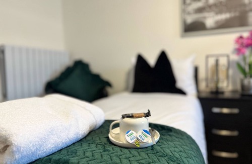 Lower Edmonton Bed & Breakfast | Ensuite Deluxe Room with Shower