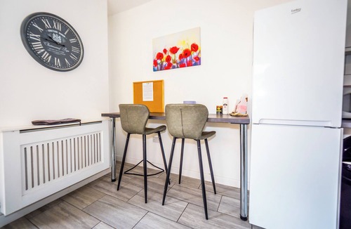 Stoke-on-Trent Apartment | Ensuite3 Woodhouse private bath 2kitchen