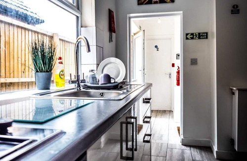 Stoke-on-Trent Apartment | Ensuite3 Woodhouse private bath 2kitchen