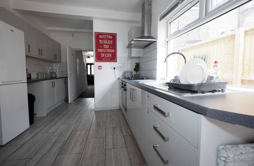 Stoke-on-Trent Apartment | Ensuite3 Woodhouse private bath 2kitchen