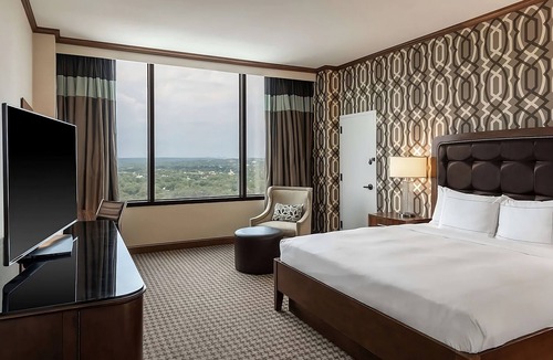 Alexandria West Hotel | Ensuring a Very Comfortable & Memorable Stay! Onsite Pool, Onsite Parking!