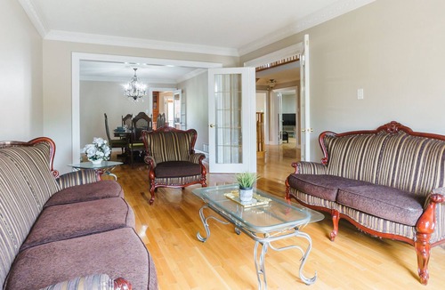 East Credit House | Entertain & Make Memories 4 Bed, 3 bath, backyard!