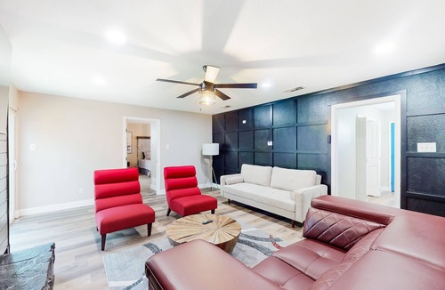 DeSoto House | Entertainer's delight with vibrant game room and large yard - dog-friendly