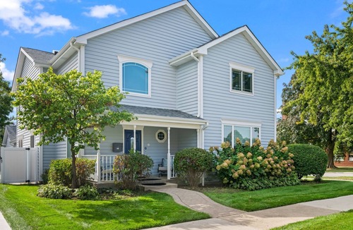 Arlington Heights House | Entertainer's Dream Home: Expansive Kitchen, Wet Bar & Walk to Everything!
