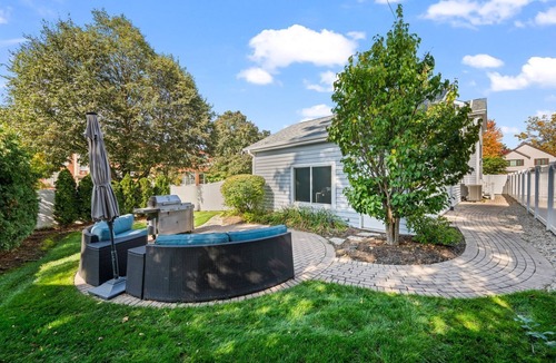 Arlington Heights House | Entertainer's Dream Home: Expansive Kitchen, Wet Bar & Walk to Everything!
