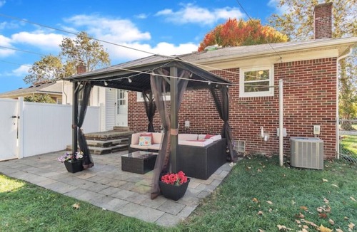 Madison Heights House | ★Entertainment & Game Room w/Bar★ Cheerful and Bright Ranch w/2 Full Baths