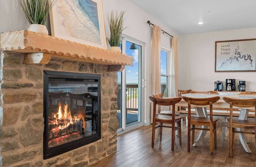 Kimberling City House | Entertainment Lodge! Private Hot Tub!