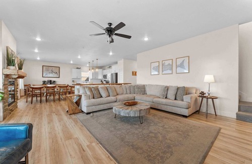 Kimberling City House | Entertainment Lodge! Private Hot Tub!