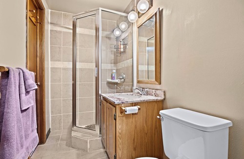 Elgin Apartment | Entire 1 bed 1 bath apt /Nurses/Contractors/Laundry/FREE Wifi/Parking