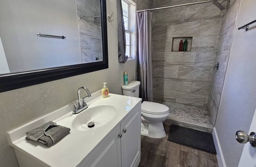 Montopolis House | ENTIRE 1-STORY HOME | 4BR/3BA | Near Downtown & Airport | WFH Read