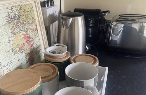 Westcliff-on-Sea Apartment | Entire 1Bed Studio with Ensuite, Balcony & Parking