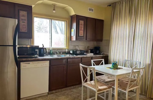 Crescent Heights House | Entire 2 BDRM, centrally located place