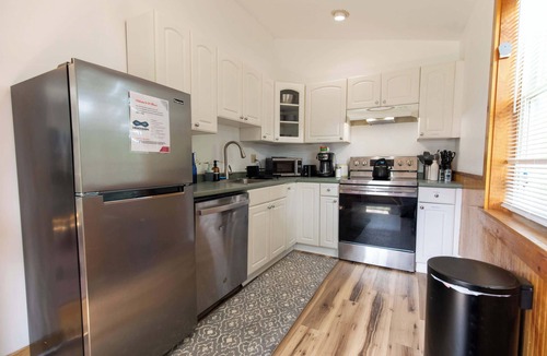 St. Albans Historic District House | Entire 2 Bdrm house, 5 mins from NWMC and DwnTwn