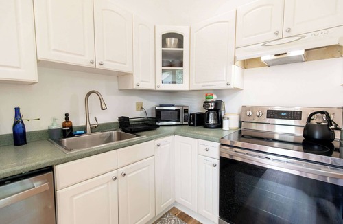 St. Albans Historic District House | Entire 2 Bdrm house, 5 mins from NWMC and DwnTwn