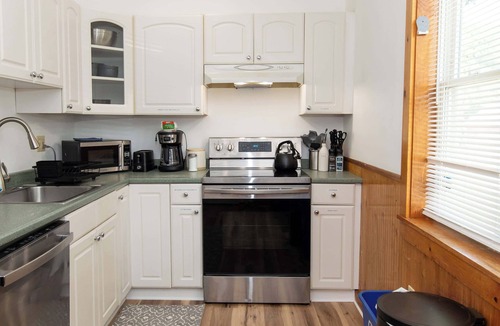 St. Albans Historic District House | Entire 2 Bdrm house, 5 mins from NWMC and DwnTwn