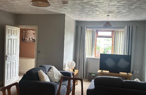 Oldbury Apartment | Entire 2 bedroom house.