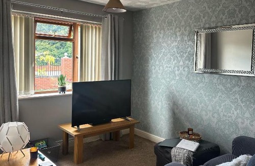 Oldbury Apartment | Entire 2 bedroom house.