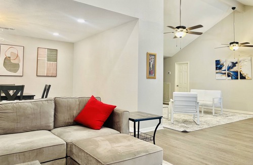 Quail Valley House | Entire 3 bedroom 2.5 baths Spacious and Stylish Home in the Heart of Houston