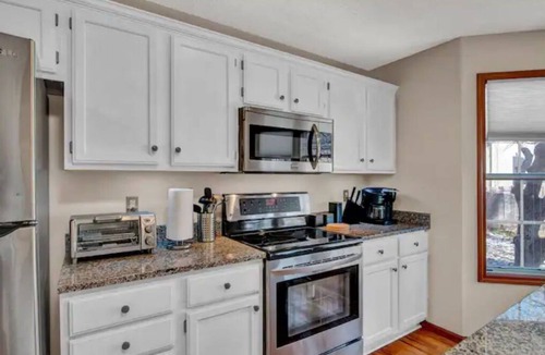 Southwest Topeka House | Entire 3-level, 3 BRM home w/King/Queen/Twin beds