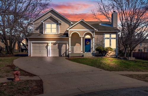 Southwest Topeka House | Entire 3-level, 3 BRM home w/King/Queen/Twin beds
