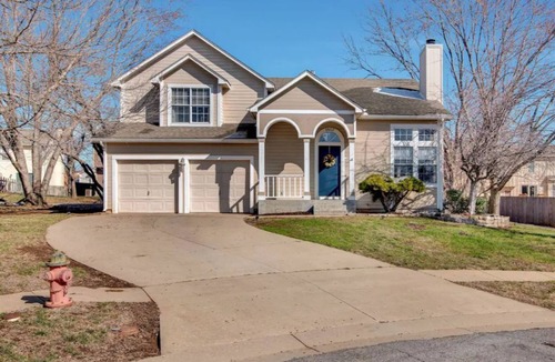 Southwest Topeka House | Entire 3-level, 3 BRM home w/King/Queen/Twin beds