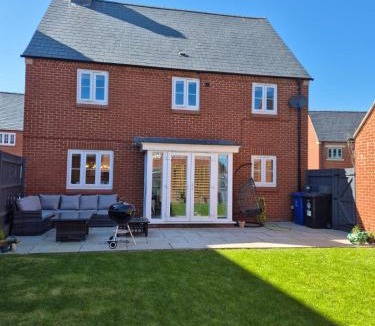 Brackley House | Entire 4 Bed House for Silverstone F1