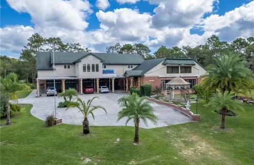 Homosassa Springs House | Entire 4 Suite Botique Hotel like home w/Indoor Pool & Waterfalls