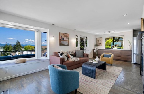 Bryn Mawr-Skyway House | Entire 5B2B Home | Serene Lake Views & Hot Tub