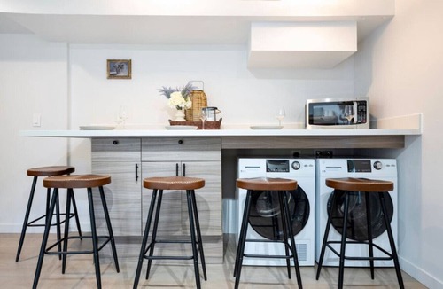 Bryn Mawr-Skyway House | Entire 5B2B Home | Serene Lake Views & Hot Tub