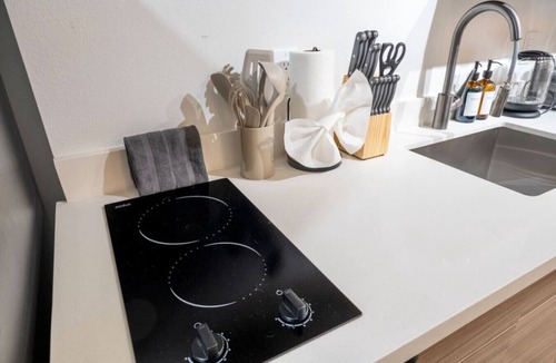 Bryn Mawr-Skyway House | Entire 5B2B Home | Serene Lake Views & Hot Tub