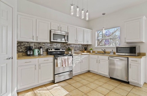 Manor House | Entire 8-BR Home Near Tesla & Samsung Sites