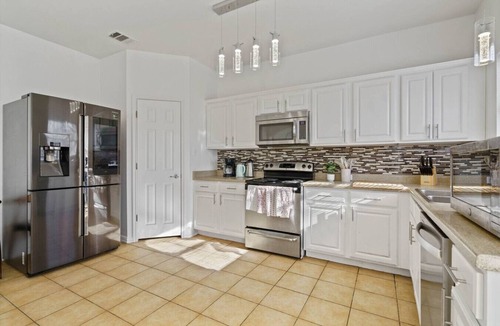 Manor House | Entire 8-BR Home Near Tesla & Samsung Sites