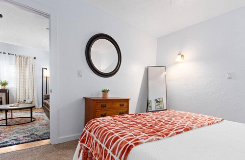Orange Cottage | 🍊 Entire Adorable Cottage in Historic District.