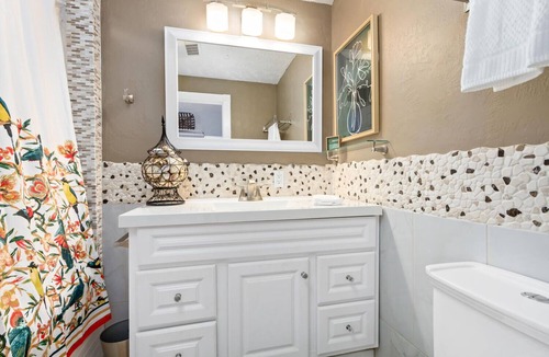 Orange Cottage | 🍊 Entire Adorable Cottage in Historic District.