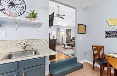 Orange Cottage | 🍊 Entire Adorable Cottage in Historic District.