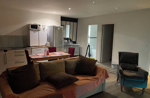 Aussonne Hotel | Entire apartment in lakefront house two bedrooms living room kitchens bathtub