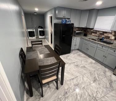 Oak Park House | Entire Apartment in Oak Park, IL