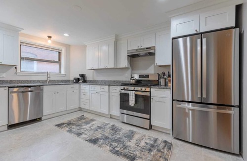 North End Apartment | Entire Apt Near Wharf