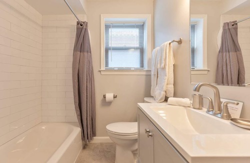 North End Apartment | Entire Apt Near Wharf