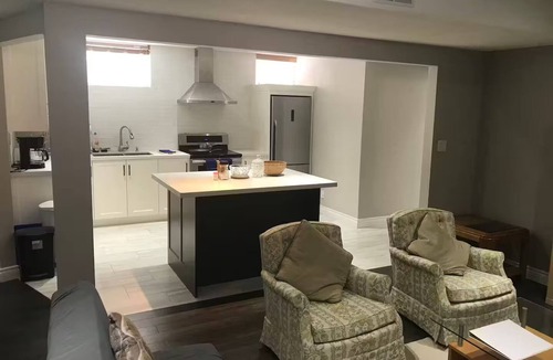 Thornhill House | Entire Apt Separate Entry, TTC Toronto SuperMkt Bank Restaurants