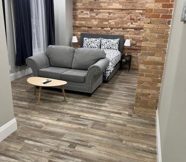 Mount Hope Huron Park Apartment | ENTIRE BACHELOR UNIT EN-SUITE ACROSS FROM GOOGLE - br2