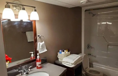 Transcona Bed & Breakfast | Entire Basement Apt.-3 mins Drive to Regent Avenue