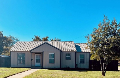 Sayles Blvd. Area House | Entire Beautiful Two Bedroom House With Large Yard
