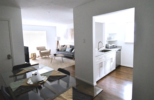Oak Lawn Apartment | Entire Bldg 4 Individual apts (1 BR/1BA x4) Parking| Oaklawn/HP/Uptown| sleep 12