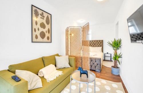 Hendon House | Entire Building, 8 self-contained flats, Ideal for Teams & Crews & Big Families , Driveway Parking